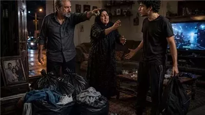 رميتُ ملابس ابني خارج البيت بعد أن أهان أمه... ثم اكتشفت سرًا جعل زوجتي تنهار بالبكاء!