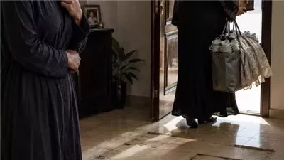بعد عشر دقايق بس من ما القاضي خلّص إجراءات الخلع