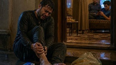 أخته عاشت في بيته مجانًا 8 أشهر… وحين سقط مصابًا قالت له إحنا مو خدم عندك